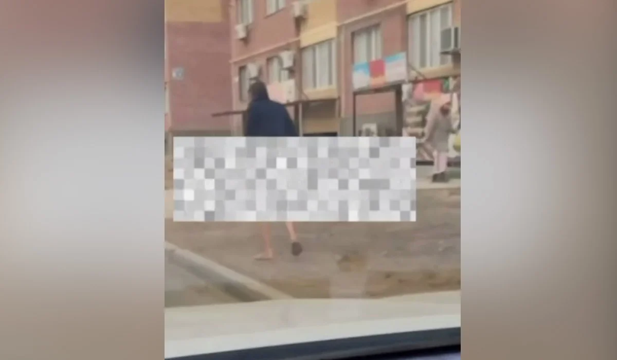 Атырау облысында еңгезердей ер адам көшеде іш киімсіз серуендеп жүрген (ВИДЕО)