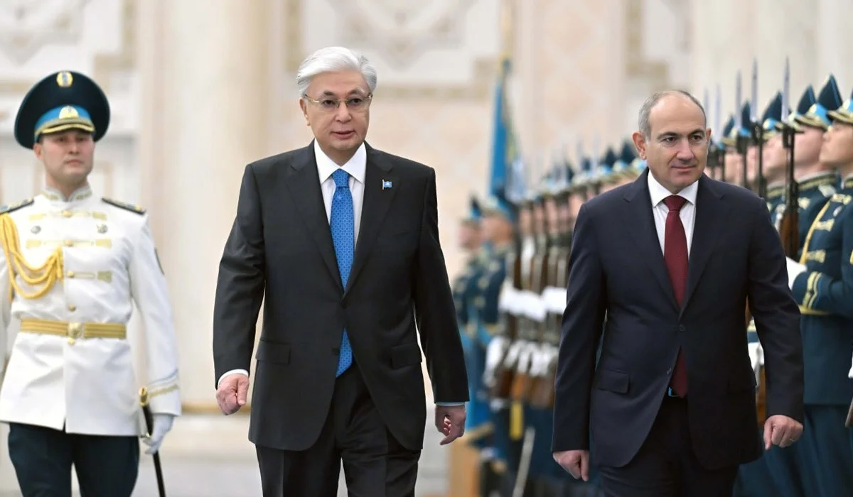 Тоқаев Ақордада Пашинянді салтанатты түрде қарсы алды