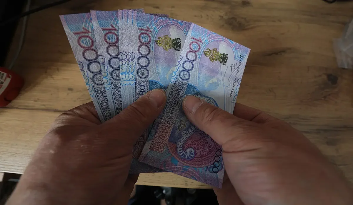 «Далада қалайын деп тұрмыз»: әкімдікке сеніп несие алған жүздеген адам қиындыққа тап болды