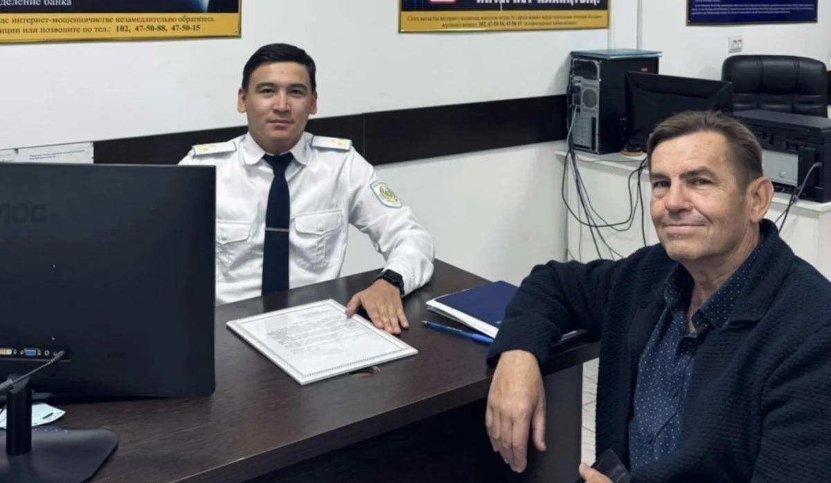 Ақтау тұрғыны интернет алаяқтардан ақшасын қайтарып берген полицейге алғыс айтты