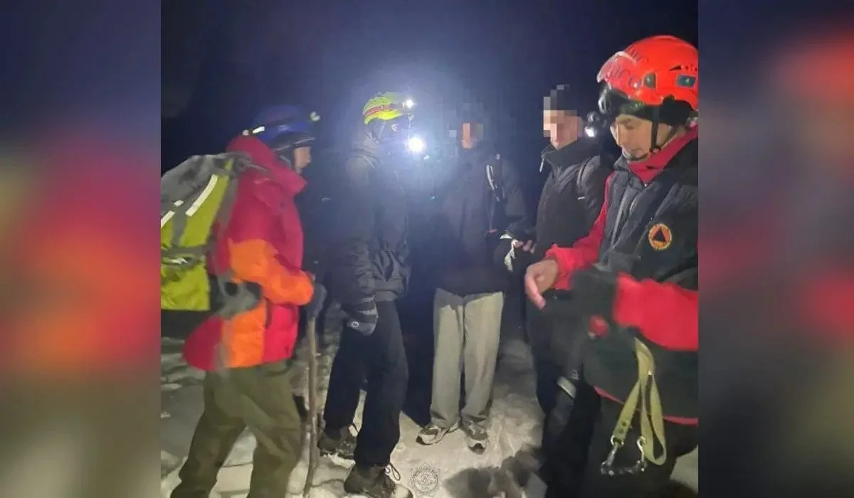 Үлкен Алматы шыңына шыққан екі адам төмен түсе алмай, құтқарушыларды шақыруға мәжбүр болды