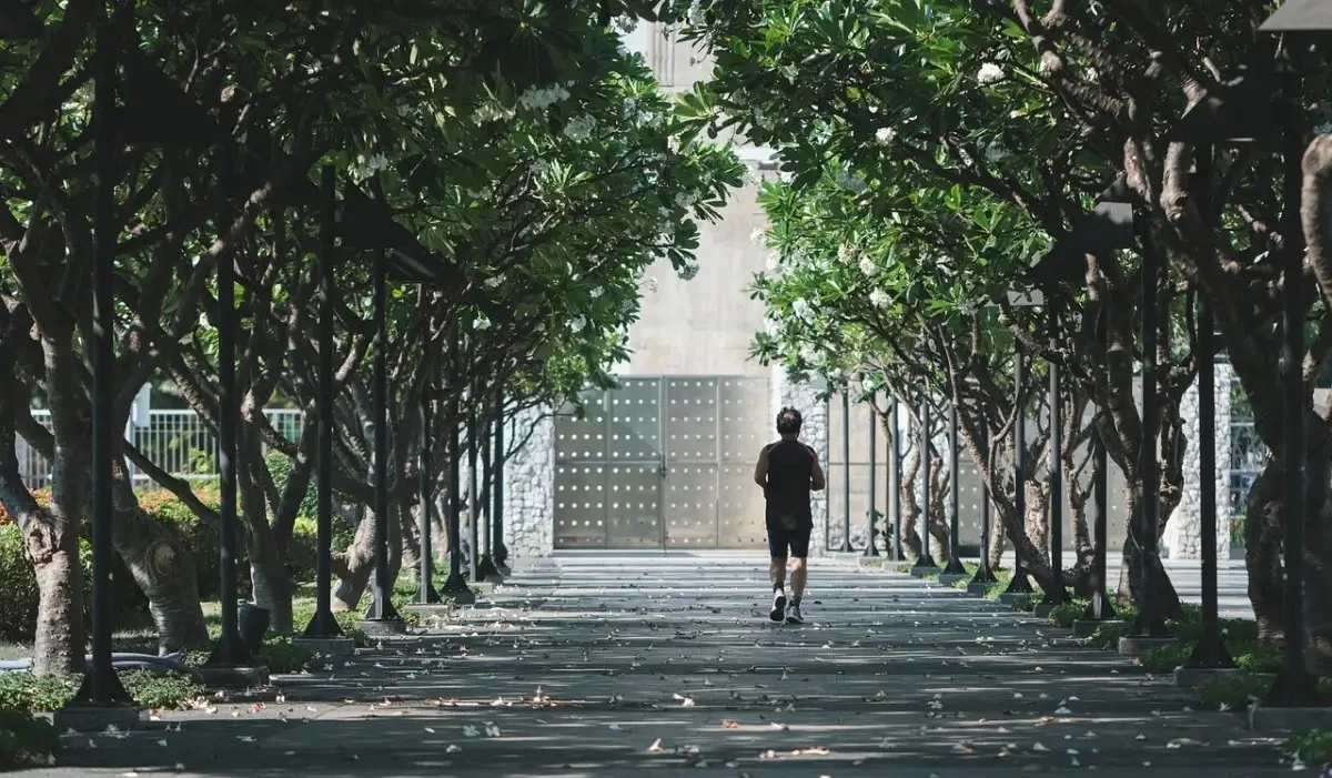 Алматыдағы Арбатта ер адамның бүлдіршінге қарап, мастурбация жасағаны туралы ақпарат тарады (ВИДЕО)