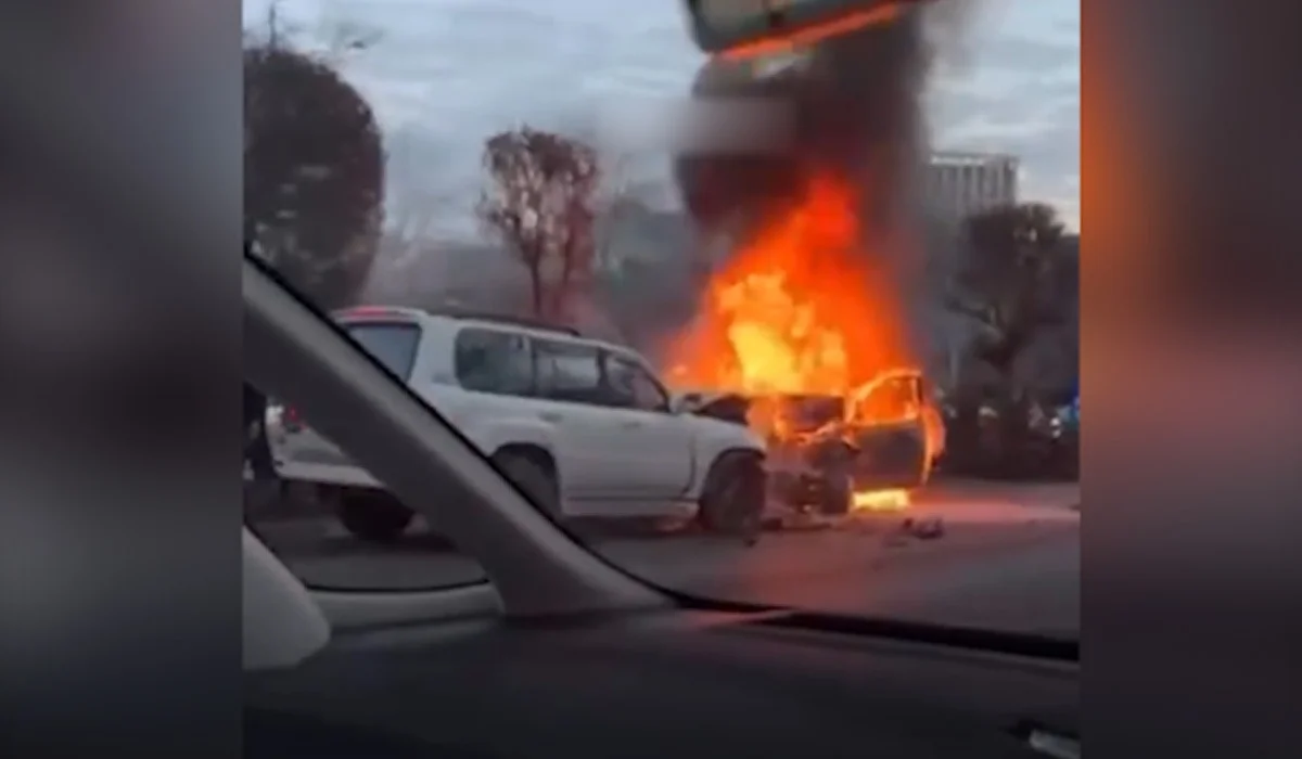 Алматыда Әл-Фараби даңғылының бойында Toyota көлігі өртеніп кетті