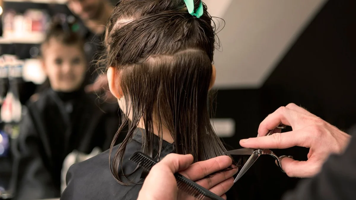 Ақтауда косметологиялық салонға барған кішкентай баланың басы күйіп, шашы түсіп қалған