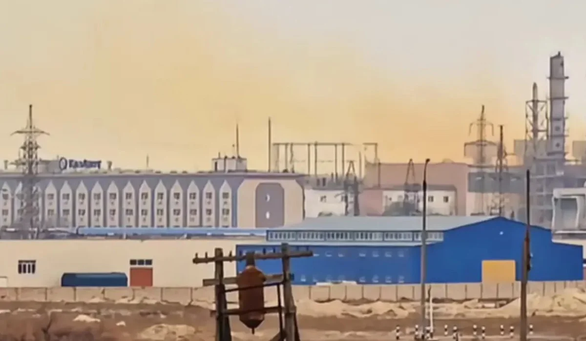 Ақтауда «ҚазАзот» зауытының үстінен сары түсті түтін шықты