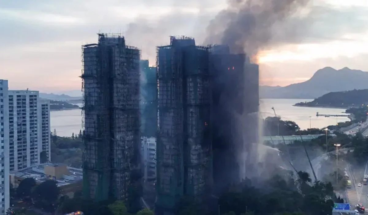 «Жүз адам із-түзсіз кетті, 44 адам қаза тапты»: Гонконгтағы биік үйдің алапат өртіне күдікті ретінде 3 адам ұсталды