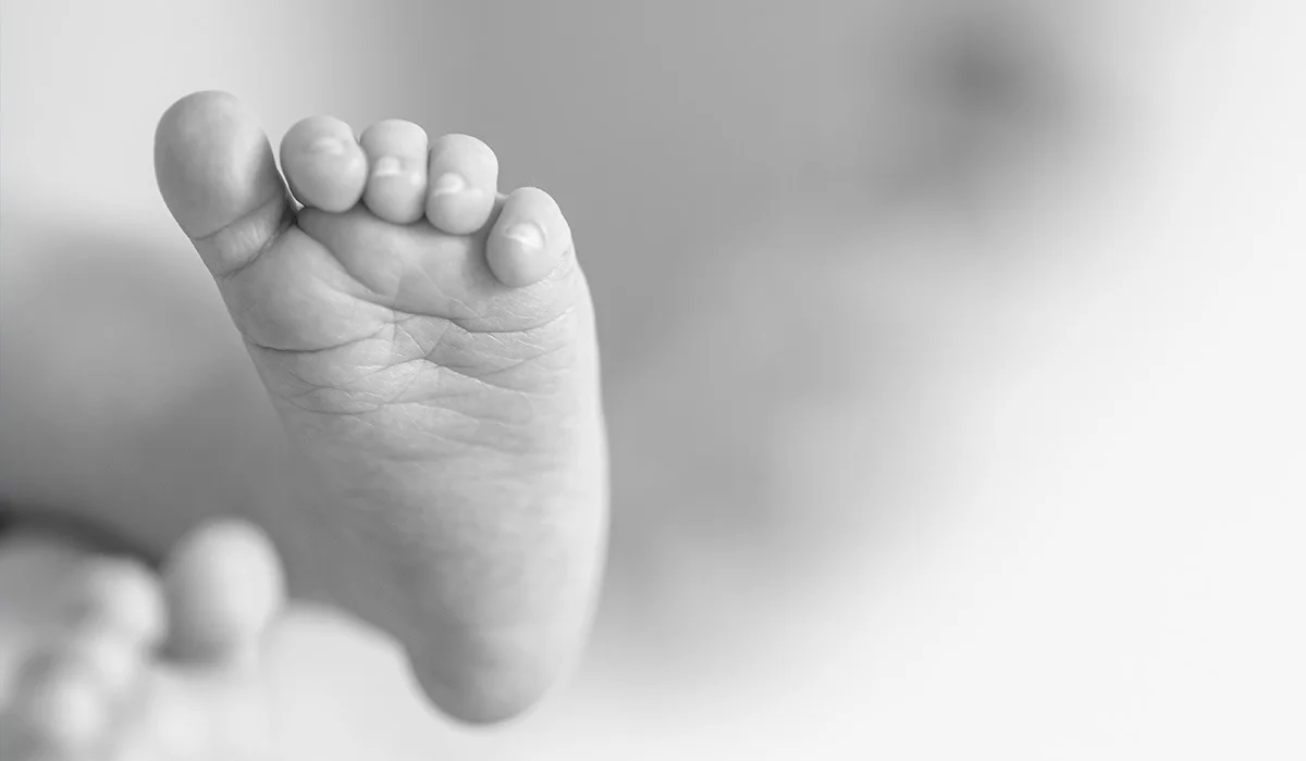 «Дәрігерлер 20 мың теңге сұраған»: Таразда жаңа босанған келіншек комада жатыр, ал сәбиі шетінеп кетті (ВИДЕО)