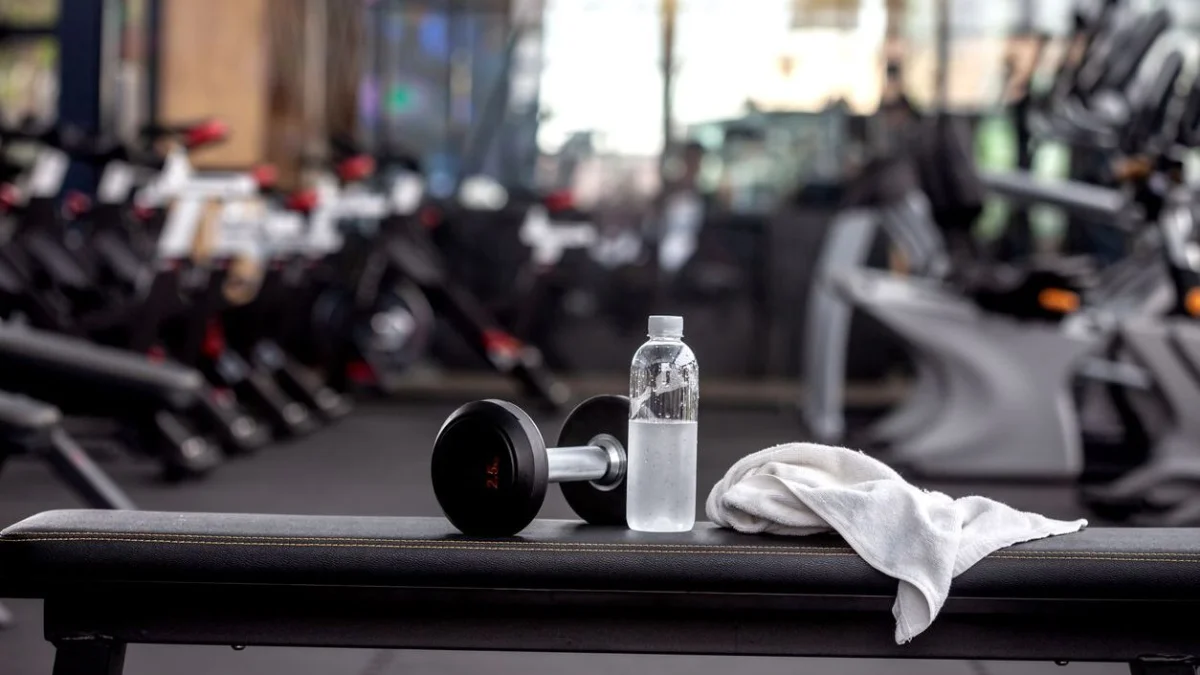 «Бөксемнен ұрды»: Астанадағы фитнес-клубта жаттықтырушылар арасында шу шықты (ВИДЕО)