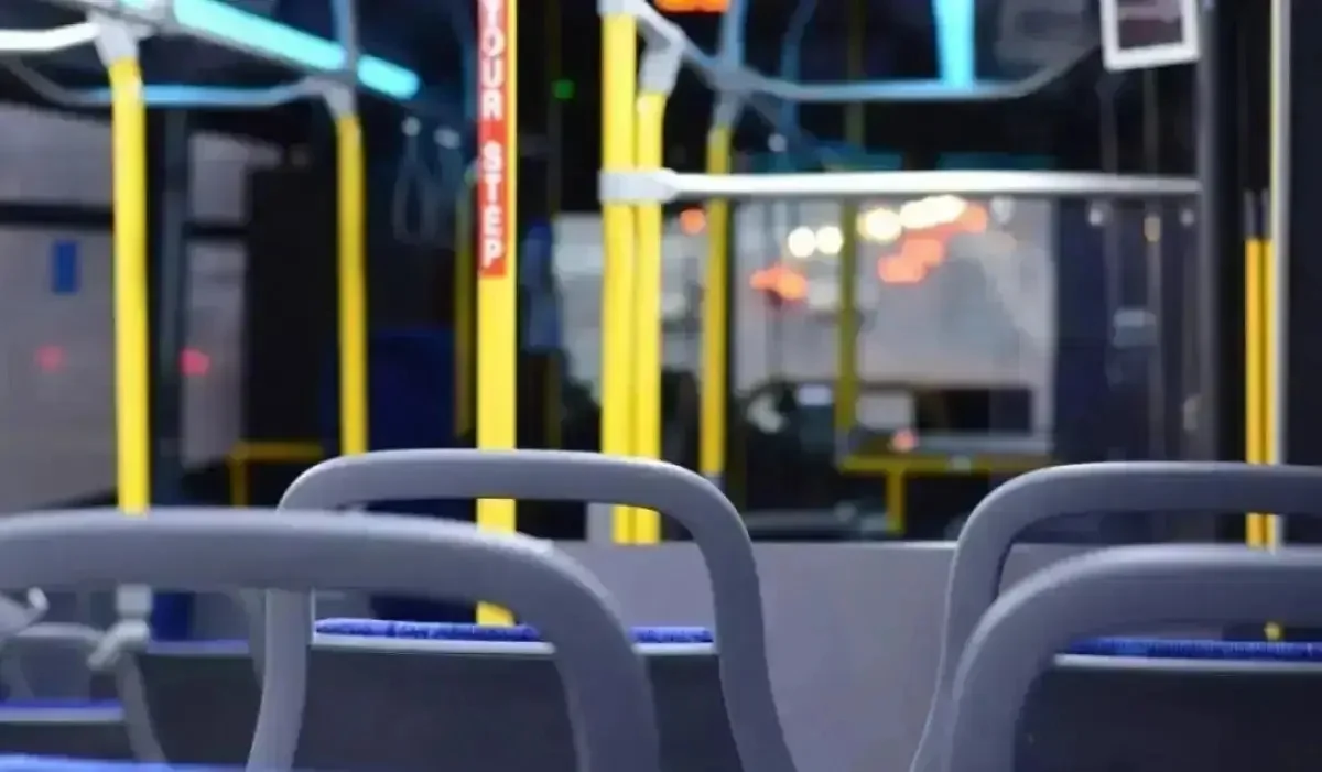 Астанада автобустағы орынға таласқан екі әйел төбелесіп, біреуінің маңдайы жарылды (ВИДЕО)