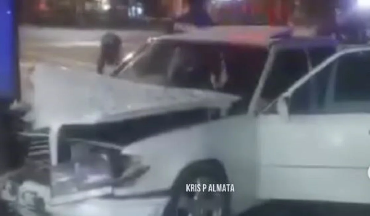 Алматыда мас жүргізуші автобус аялдамасына соғылды: бір адам зардап шекті