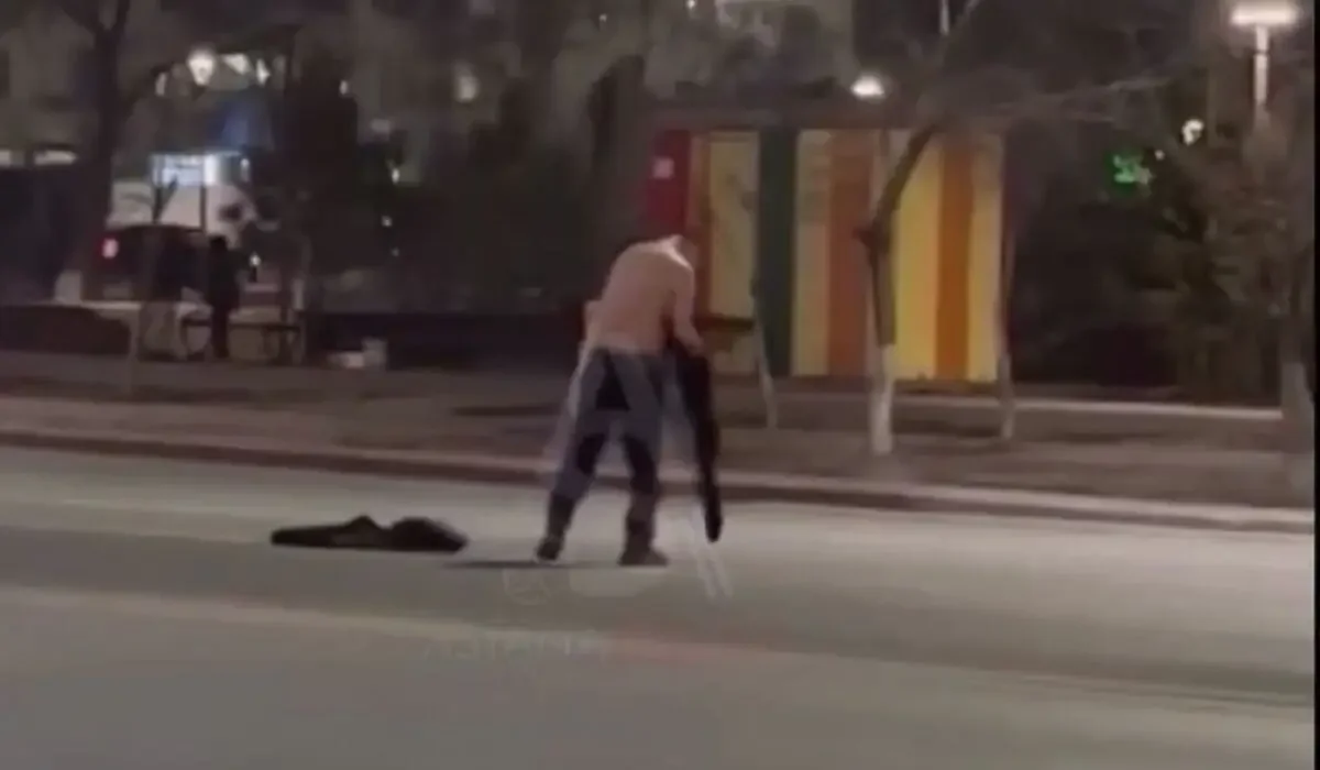 Астанада жалаңаш адам көлік ағылып жатқан жолға шығып кетті (ВИДЕО)