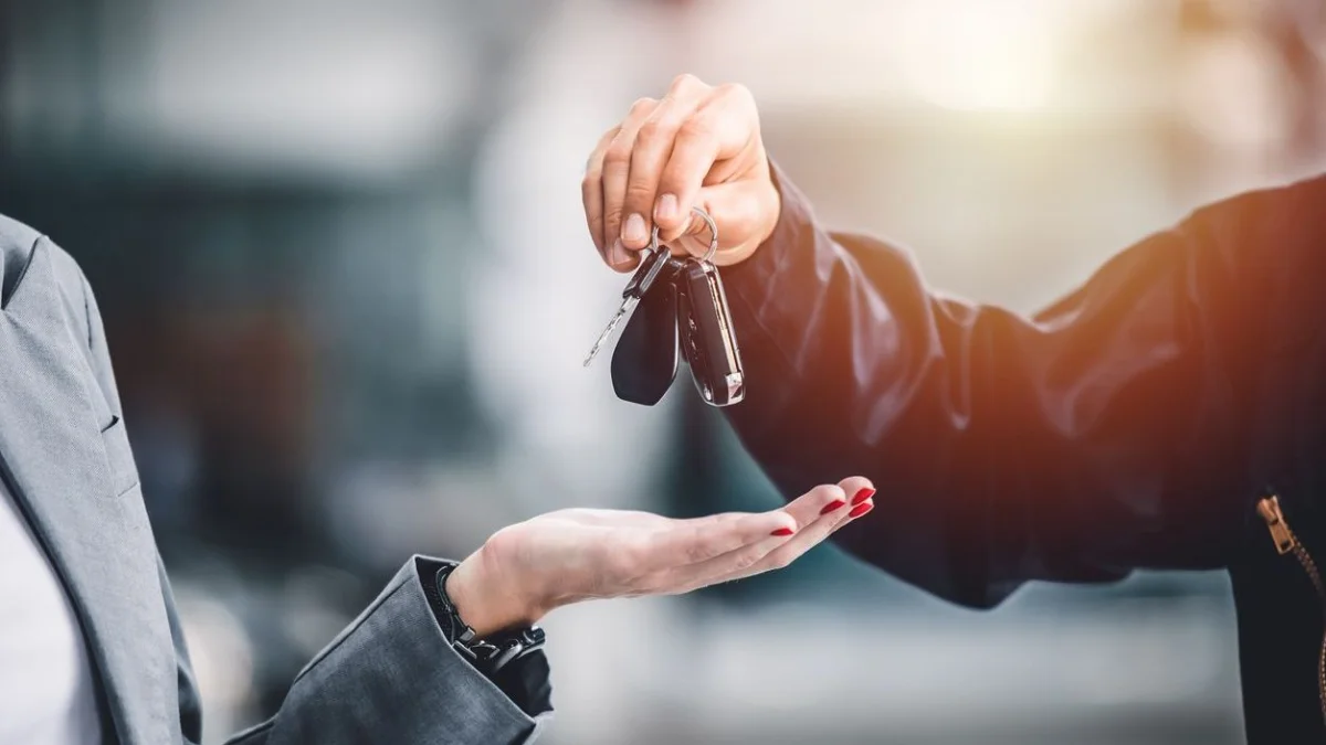 Павлодар облысында қарызы бар адамдар астындағы көлігінен айырылып жатыр