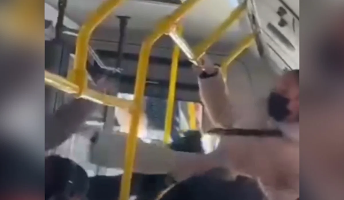 Алматыда автобусқа мінген екі әйел төбелесіп, бір-бірін аяусыз ұрды (ВИДЕО)