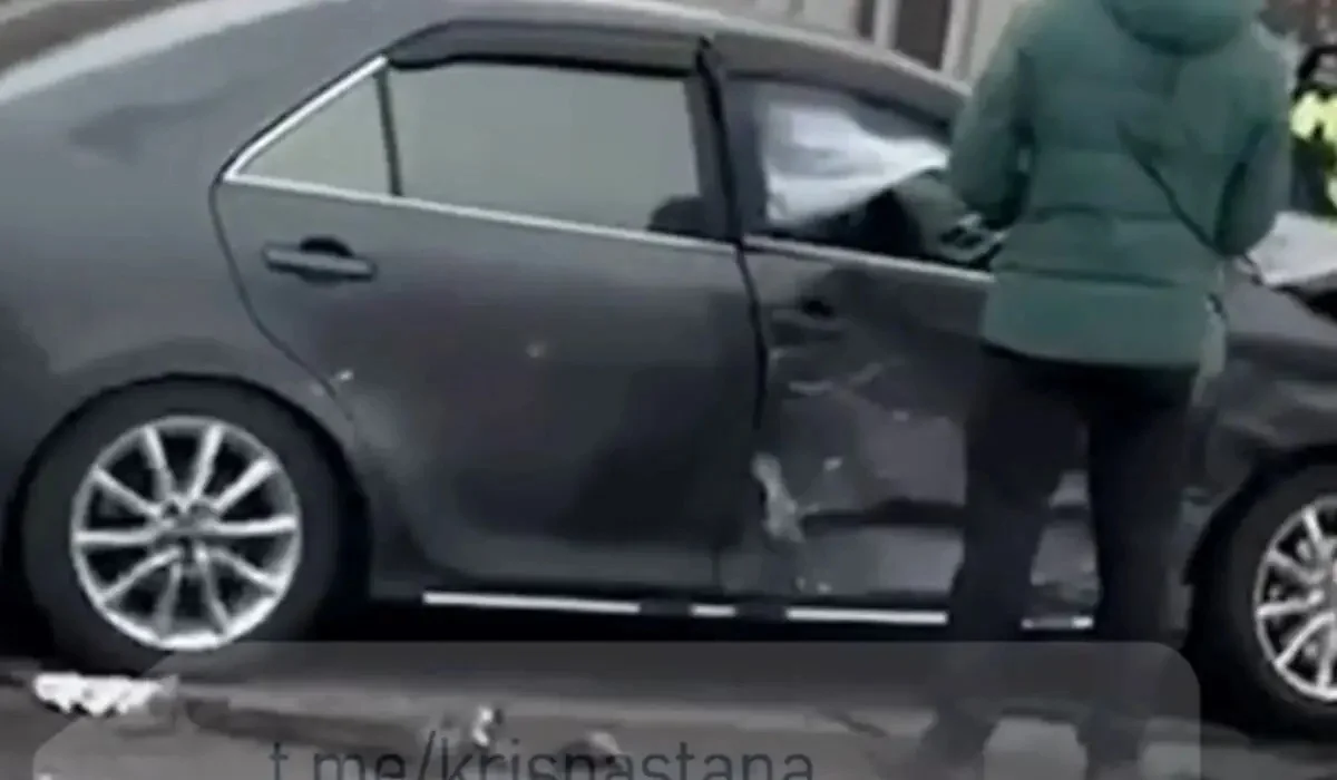 Астанада екі автокөліктің соқтығысып, жолда тұрған екі адамды қағып кетті