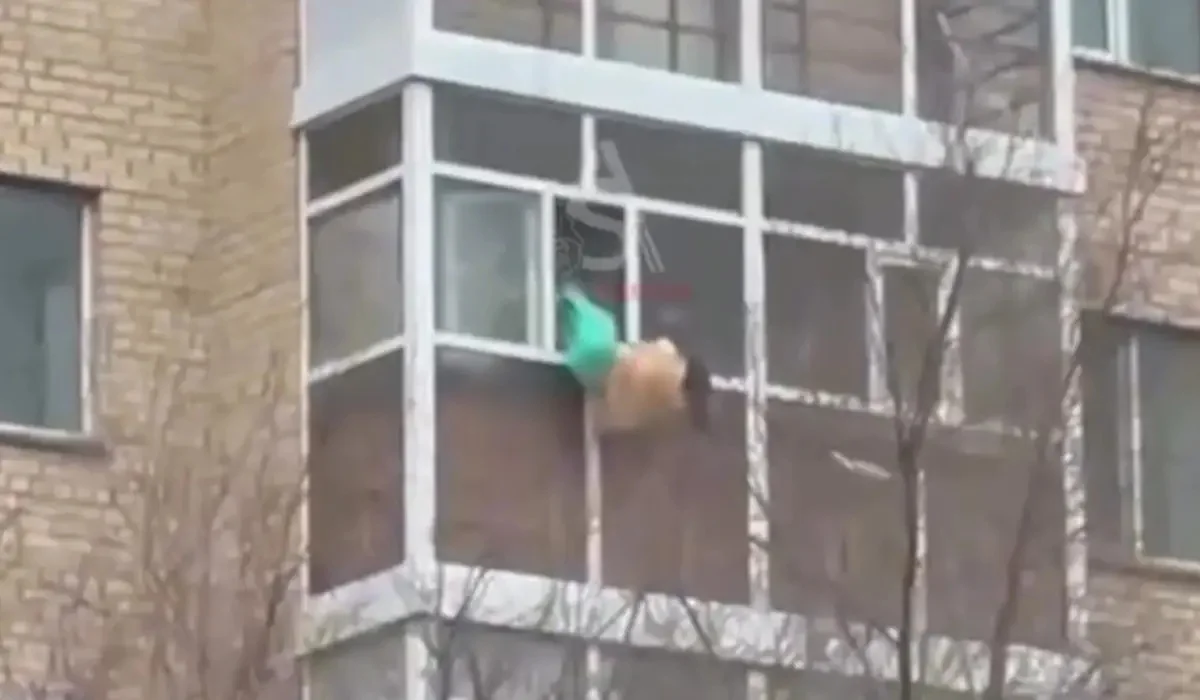Астанада полицей балконнан секірейін деп тұрған әйел адамды құтқарып қалды