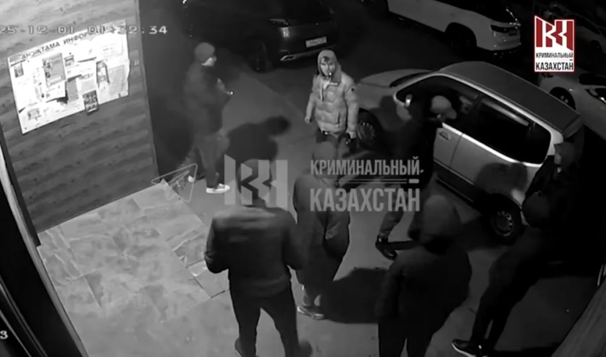 Бесағашта көшеде жүрген жас жігітті бір топ ер адам жабылып ұрып кетті (ВИДЕО)