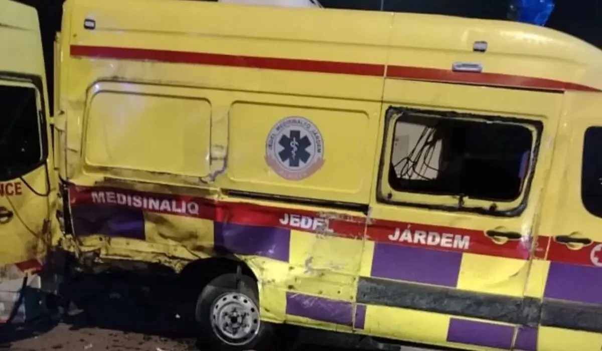 Алматыда жедел жәрдем көлігі апатқа ұшырап, бір адам қаза болды (ВИДЕО)