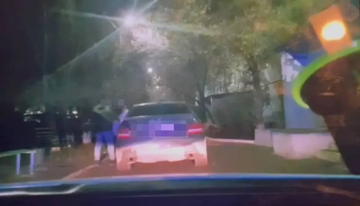 Оралда таныс қызын үйіне жеткізіп салмақ болған жігіт оның соңынан қууға мәжбүр болды