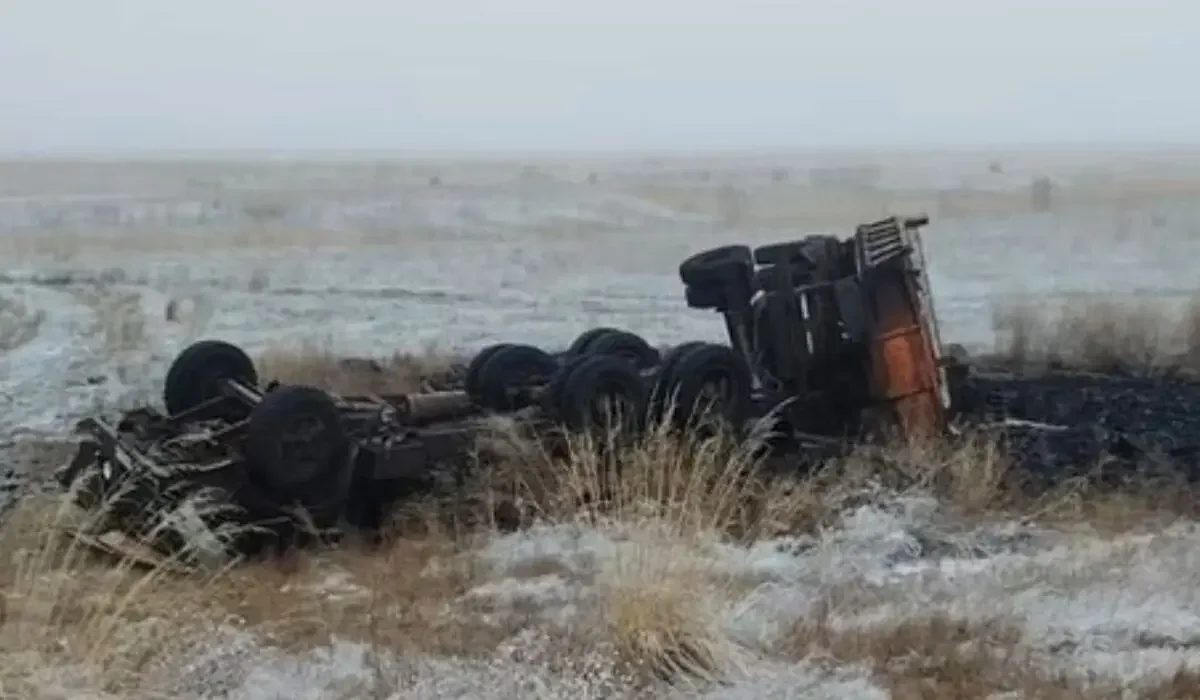 Павлодар облысында КамАЗ жыраға аударылып кетті: екі адам көз жұмды