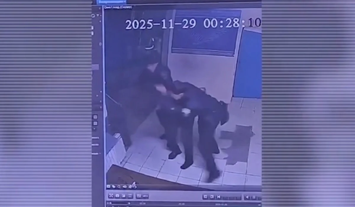 Алматыда өзін өзі пышақтамақ болған ер адамды полицейлер құтқарып қалды