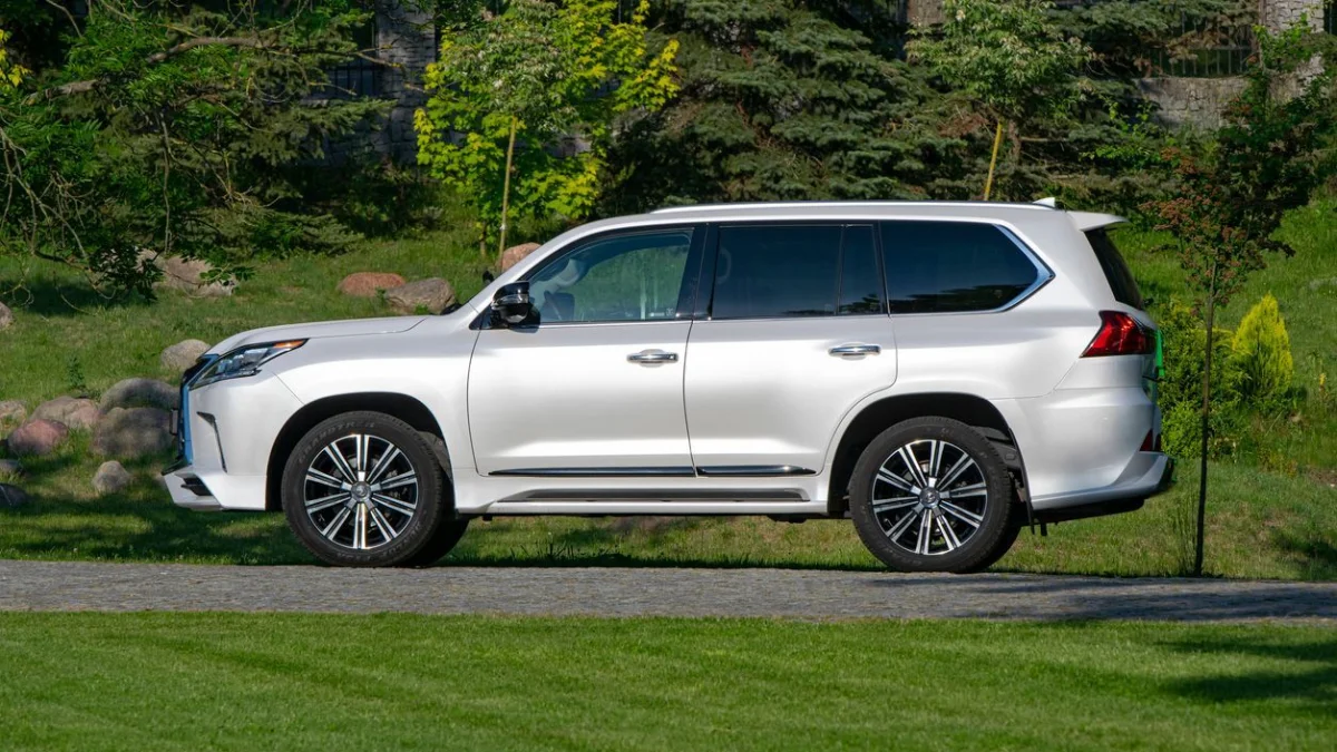 «Мінгені Lexus LX 570»: Шымкентте банкрот болған кәсіпорын басшысы қызметкерлеріне жалақы төлемеген