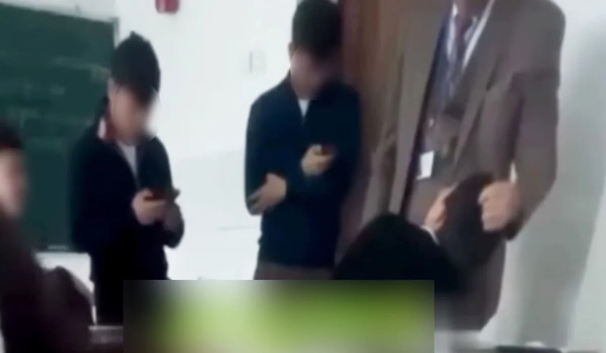 Алматы облысында мектеп мұғалімі оқушының құлағынан тартып, қолынан ұрған (ВИДЕО)