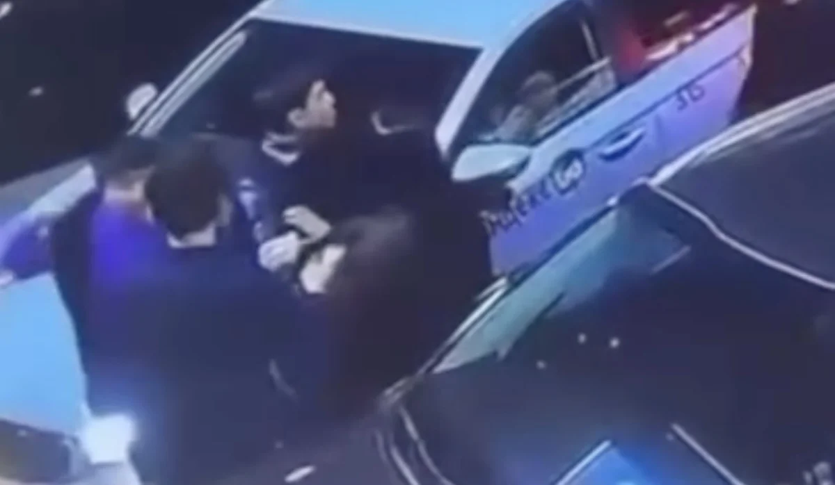 Түркістан облысында шенеунік көшеде біреумен төбелескені үшін жұмысынан қуылуы мүмкін (ВИДЕО)