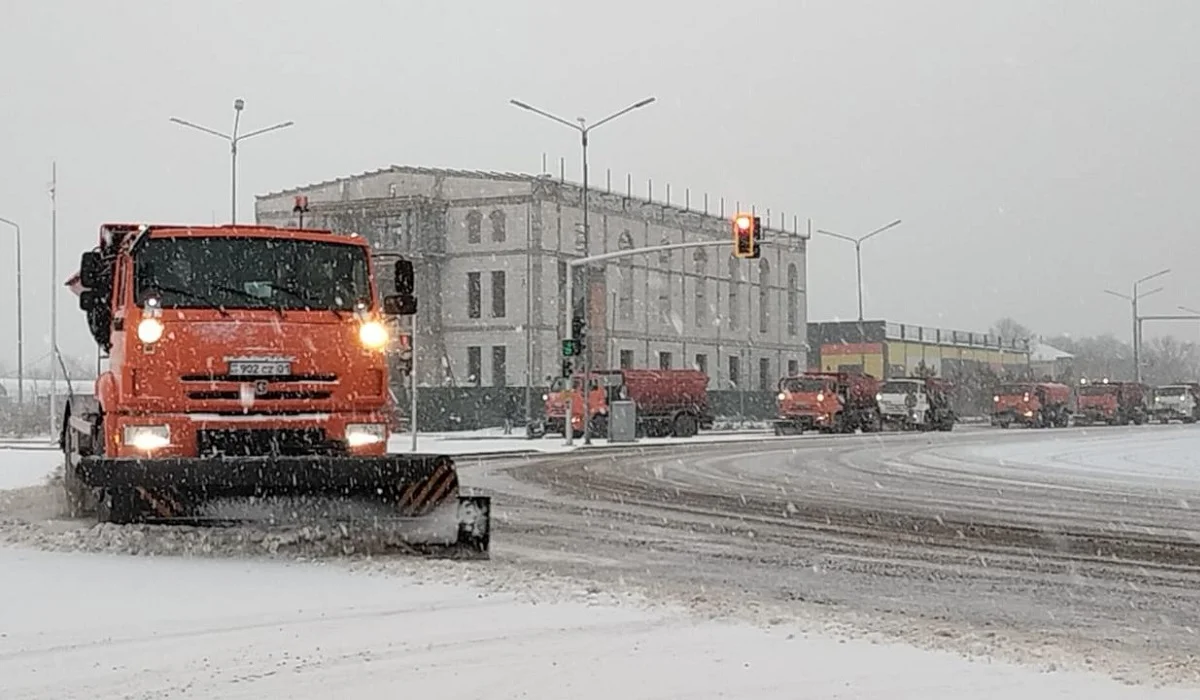 Астанада қар борап тұр: тазалық жұмысына 3 мыңға жуық адам шықты