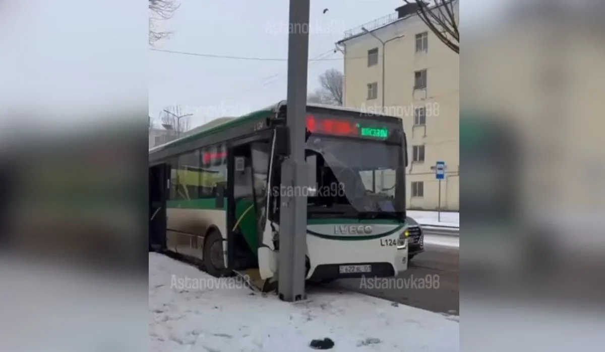 Астанада жолаушылар мінген автобус жол бойындағы бағанаға соғылып, екі адам жараланды