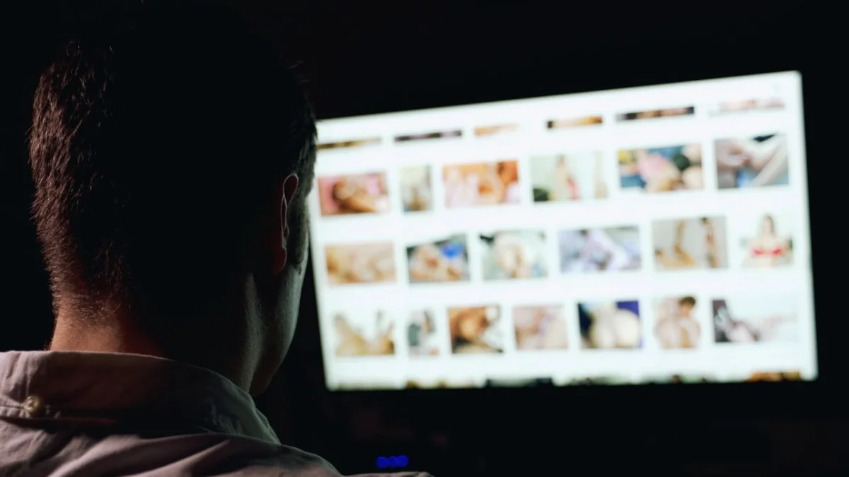 «Интимдік суреттерін таратып жіберген»: ер адам экс-әйелін айыптап, ірі көлемде ақша талап етті