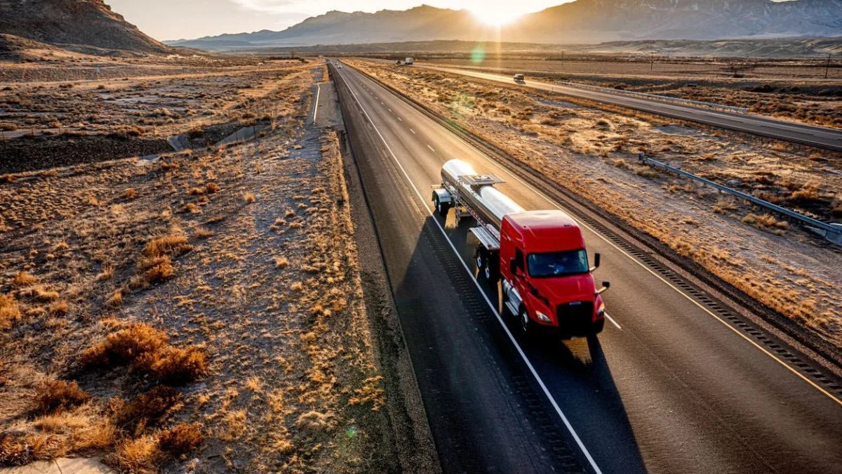 Үкімет заңсыз жанармай ағынына тоқтау қоймақ: Роман Скляр шұғыл кеңес өткізді