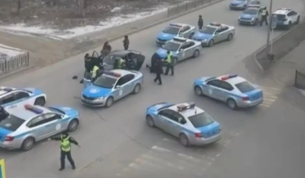 Ақтөбеде қаланың қақ ортасында екі адамды қолын байлап алып кетті (ВИДЕО)