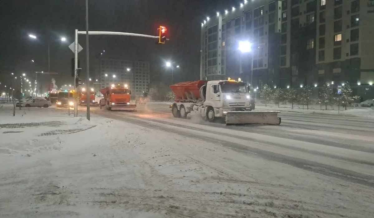 Астанада аязды түні қар күреуге жүздеген жол жұмысшысы жұмылдырылды