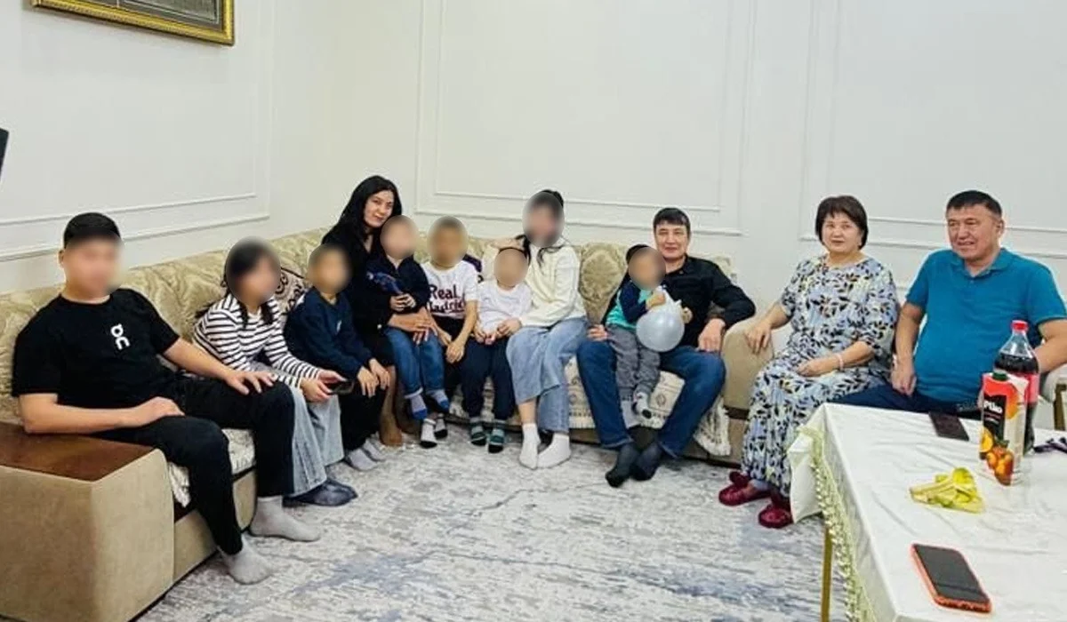 «Бауырларды ажыратқымыз келген жоқ»: Маңғыстауда ерлі-зайыпты бір үйдің бес жетім баласын асырап алған