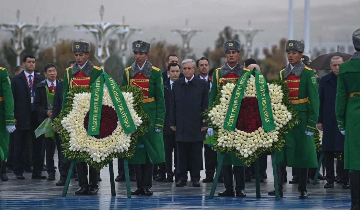 Тоқаев Түрікменстанда Бейтараптық монументіне гүл шоғын қойды