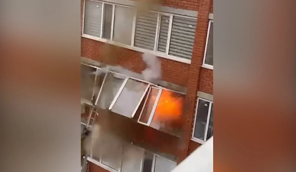 Оралда көпқабатты үйде адам шошырлық жарылыс болып, балконының күл-талқанын шығарды (ВИДЕО)