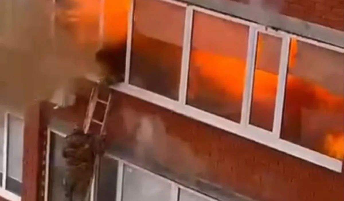 Оралдағы өрт: жарылыстың ортасында қалған құтқарушының жағдайы белгілі болды (ВИДЕО)