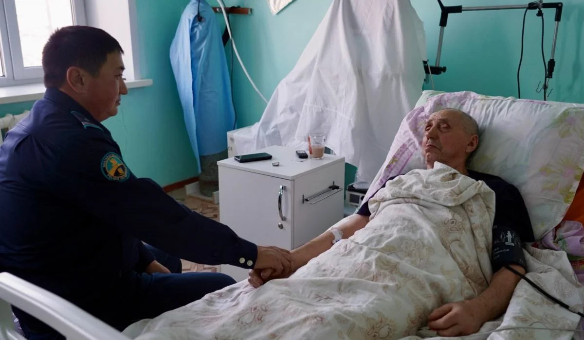 Аяғы сымға оралып, 7 сағат мұз үстінде жатқан: Ұзынкөлде полицей балықшыны құтқарып қалды