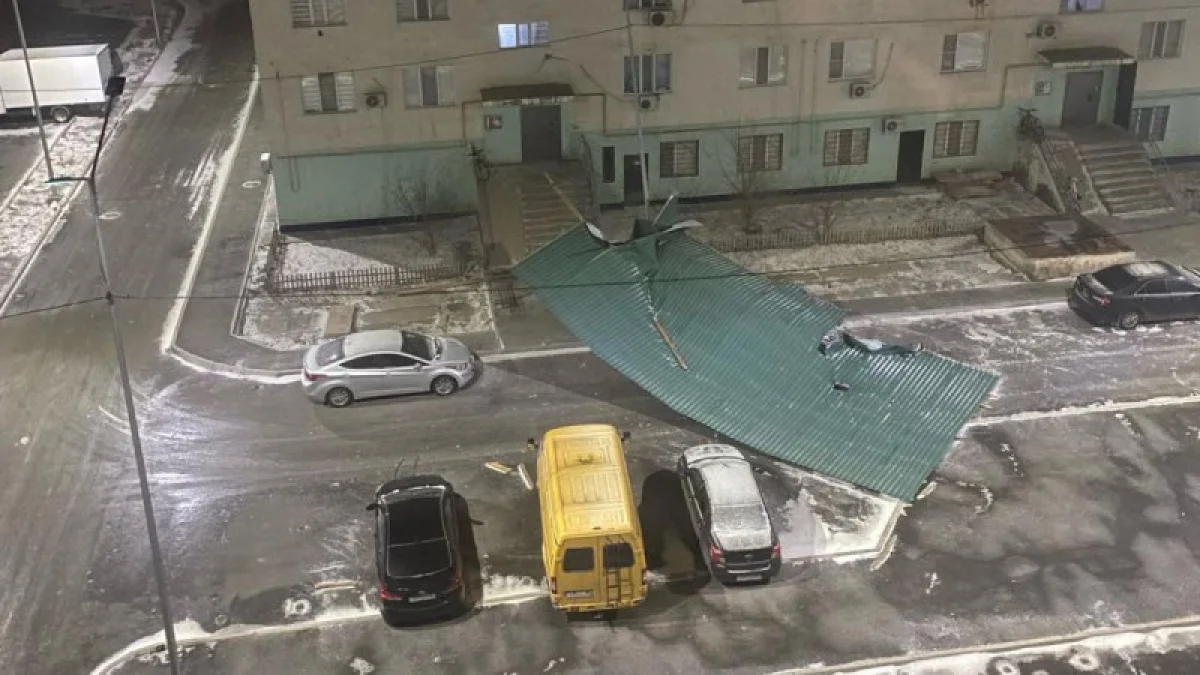 Атырауда дауылдан емхананың төбесі ұшып, көліктер зақымданды