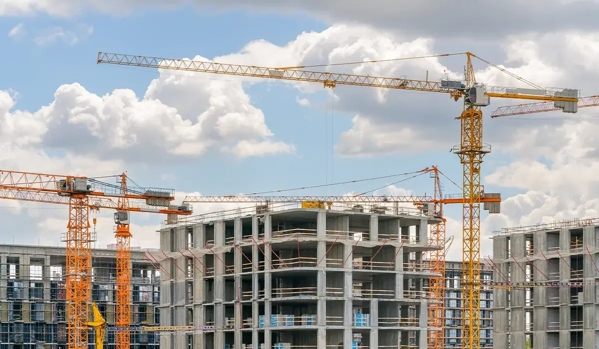 Астанада салынып жатқан үйдің жетінші қабатынан құлаған жұмысшы мерт болды