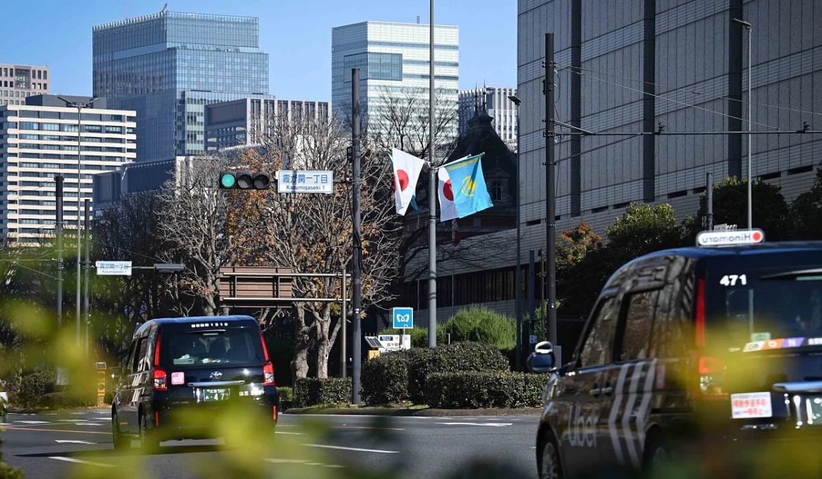 Токионың көшелерінде Қазақстанның көк туы желбіреп тұр