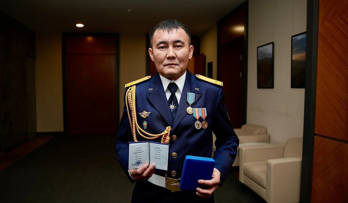 ШҚО-да өрт сөндіруші 80-ге келген қарияны құтқарғаны үшін медальмен марапатталды