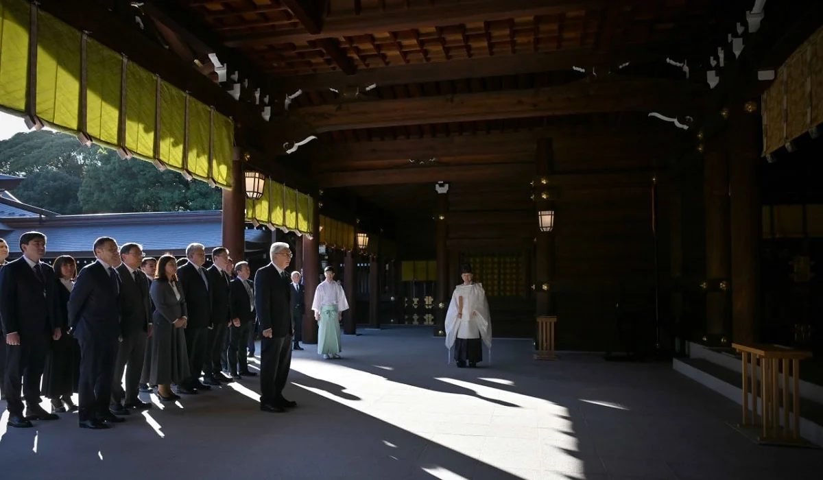 Тоқаев Жапонияда бір ғасырдан астам тарихы бар Мейджи Джингу ғибадатханасын аралап көрді