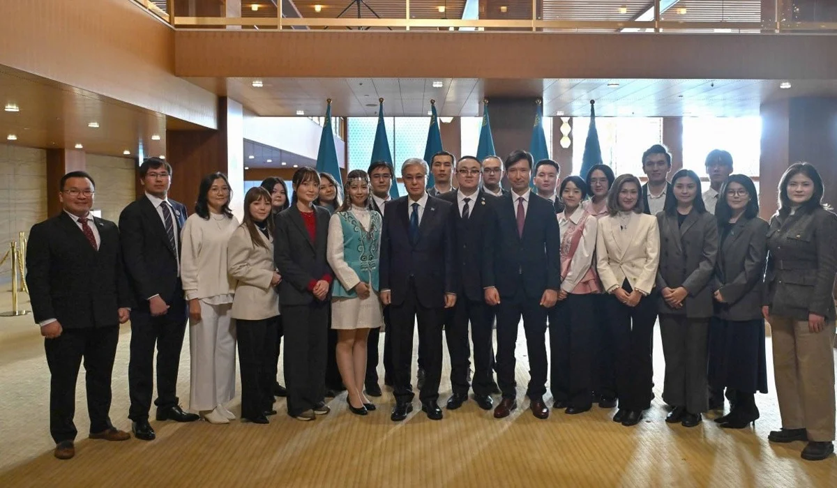 Тоқаев Жапонияда тұрып жатқан қазақстандықтармен кездесті