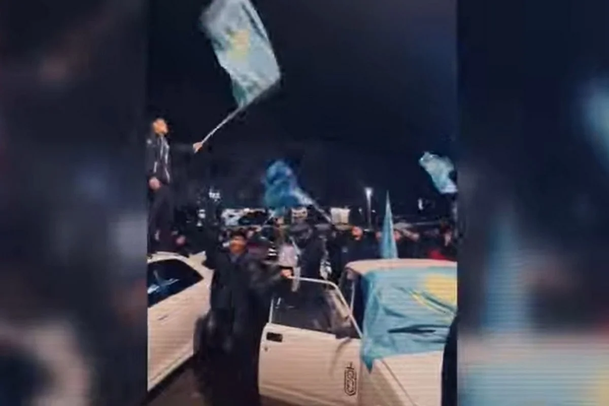 Көлігіне Ту ілген азаматтарға айыппұл салына ма – министрлік мәлімдеме таратты