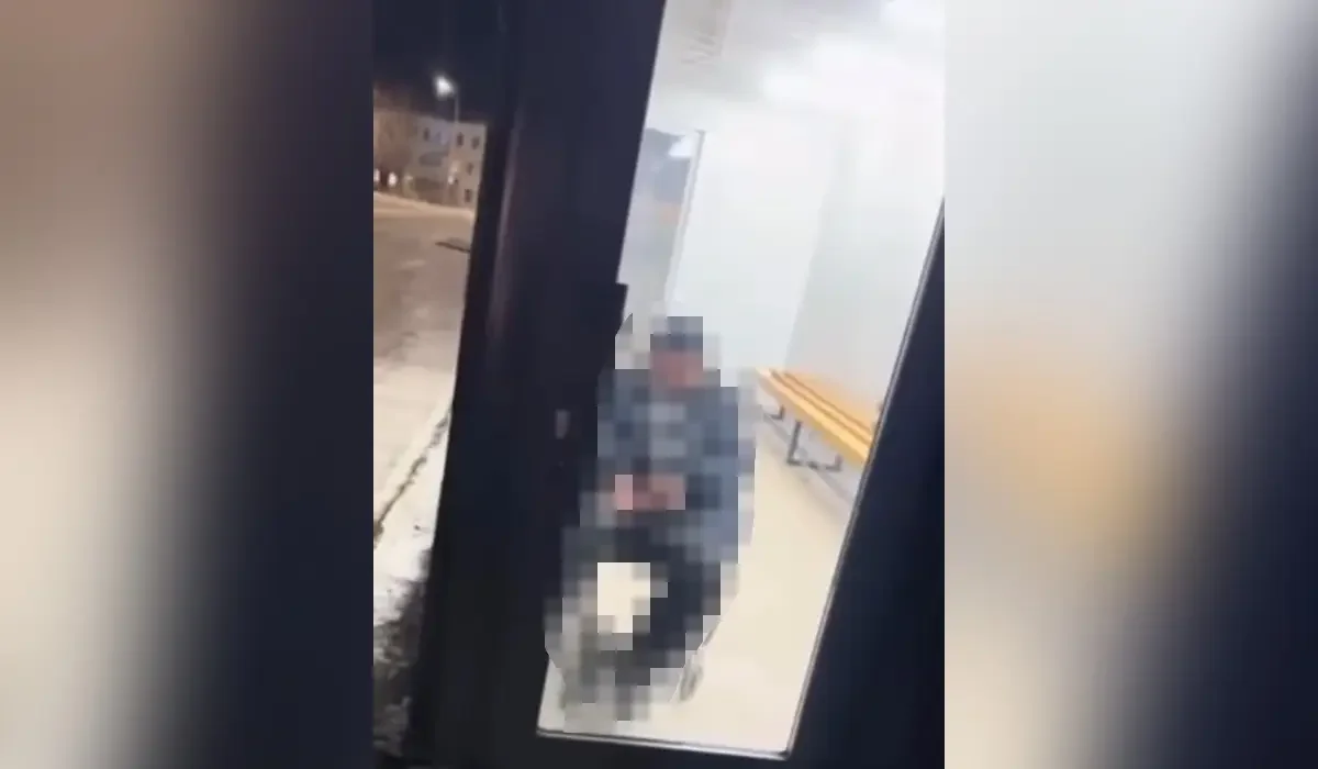 Көкшетауда ер адам жұрттың көзінше жылы аялдамада дәрет сындырды