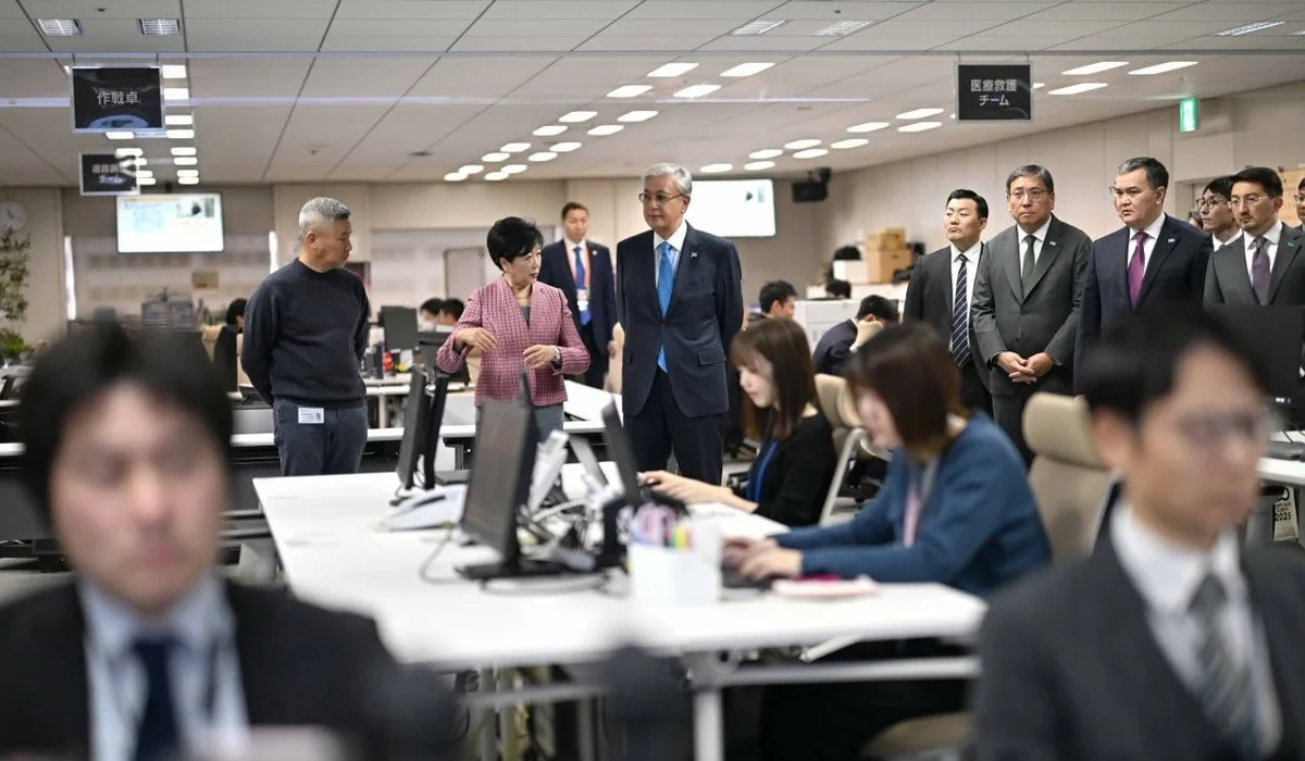 «Фейк ақпаратқа қарсы күреседі»: Тоқаев Токионың төтенше жағдайлар орталығына барды