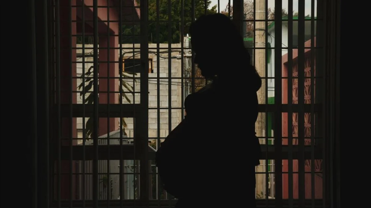 Түрмеде отырған жүкті әйелдер кісенделген күйінде босана ма: министрлік мәлімдеме жасады