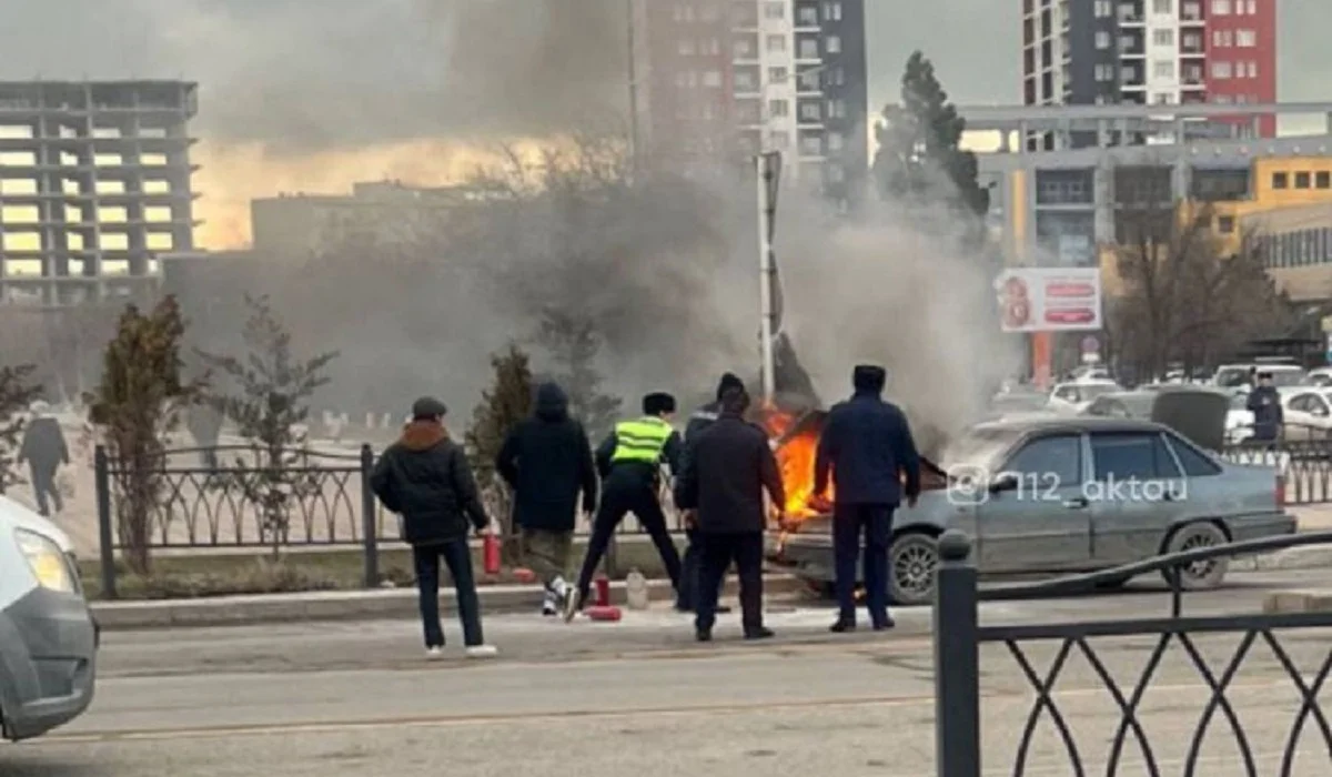 Ақтауда полиция қызметкерлері көліктен шыққан өртті сөндіріп, жүргізушісін құтқарып қалды