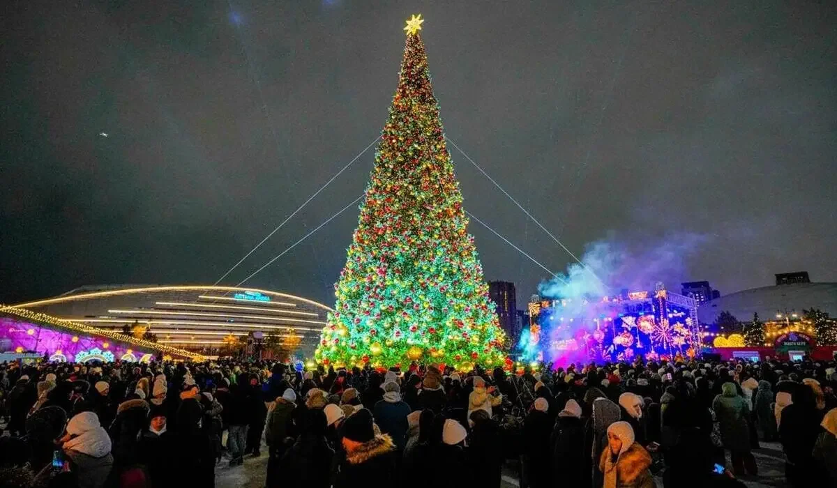 Астанада бір мезетте 40-тан астам шыршаның шамы жағылды (ФОТО, ВИДЕО)